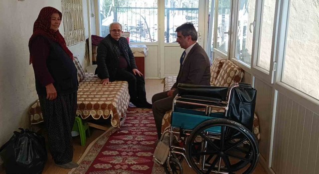 Belediye başkanının Kozanı gezen sınıf arkadaşları tekerlekli sandalye bağışladı