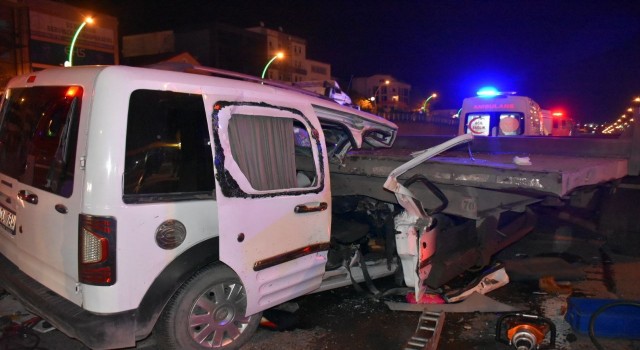 Benzin istasyonuna girmek için yavaşlayan tıra hafif ticari araç çarptı: 2si ağır 4 yaralı