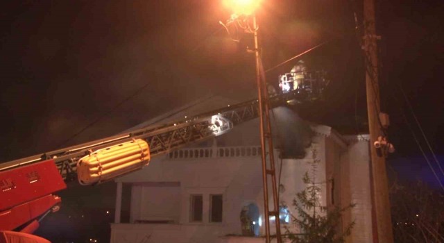 Beykozda 3 katlı villada yangın paniği