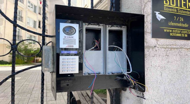 Beylikdüzünde hırsız apartmanın zil panelini çaldı: O anlar güvenlik kamerasına yansıdı