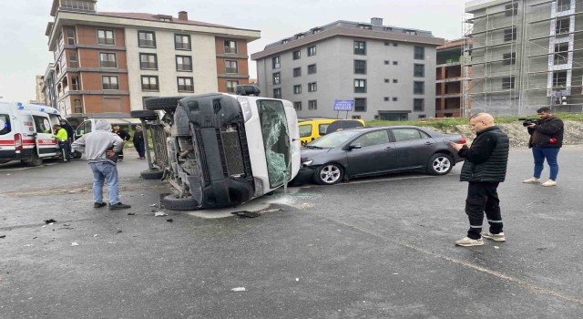 Beylikdüzünde ticari minibüs devrildi: 2 yaralı