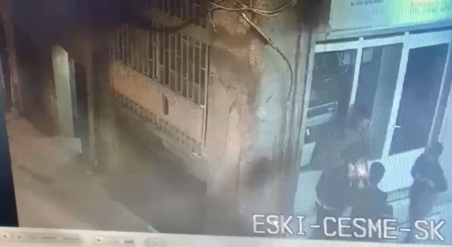 Beyoğlunda bıçaklı gasp kameraya yansıdı: Gençleri dövüp telefonunu çaldı