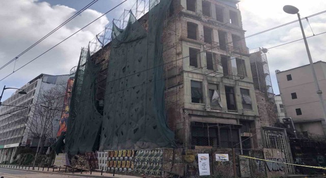 Beyoğlunda bir kısmı çöken 5 katlı metruk bina havadan görüntülendi