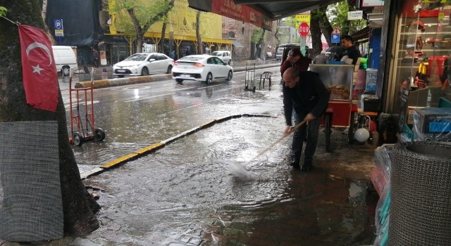 Beyoğlunda esnafın yağmurla imtihanı