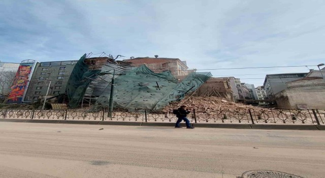 Beyoğlundaki 5 katlı metruk bina tamamen çöktü: O anlar kamerada