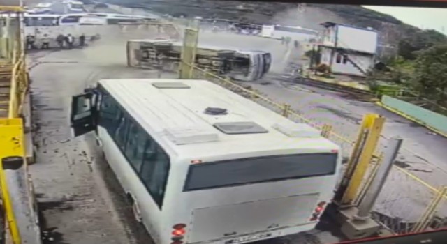 Bigada 17 işçinin yaralandığı otobüs kazası güvenlik kamerasına yansıdı
