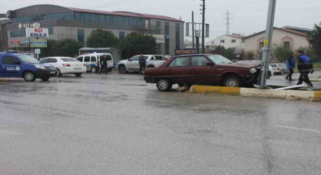 Bigada elektrik direğine çarpan otomobilin sürücüsü yaralandı
