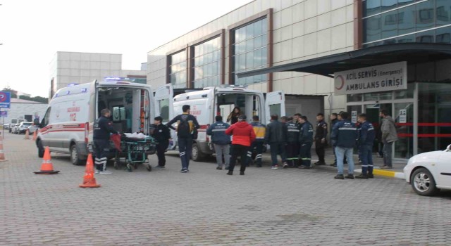 Bigada fabrika işçilerini taşıyan otobüs devrildi: 17 işçi yaralandı