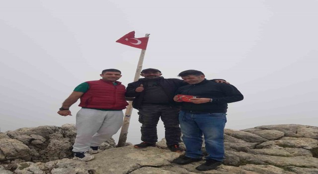 Bin 900 rakımlı zirvede yıpranan Türk bayrağını değiştirdiler