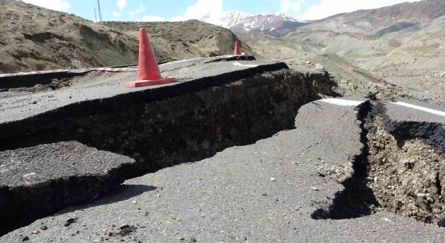 Bingölde heyelan: Yarıkların oluştuğu yol ulaşıma kapandı