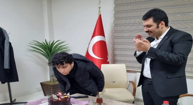 Bingölde misafir edilen depremzede gence doğum günü sürprizi
