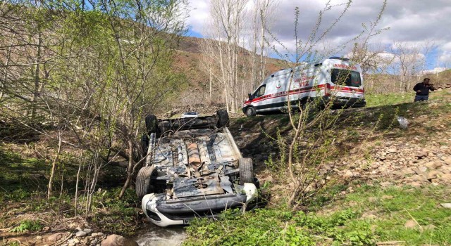 Bingölde otomobil şarampole devrildi: 4 yaralı