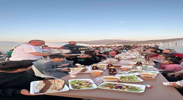 Binlerce depremzedeye iftarda Adana kebap ikram etti