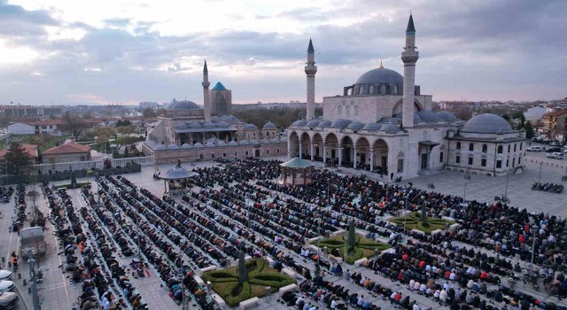Binlerce kişi bayram namazında Mevlana Meydanında buluştu