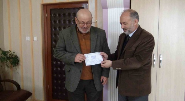 Biriktirdikleri 60 bin TLlik umre parasını depremzedelere bağışladılar
