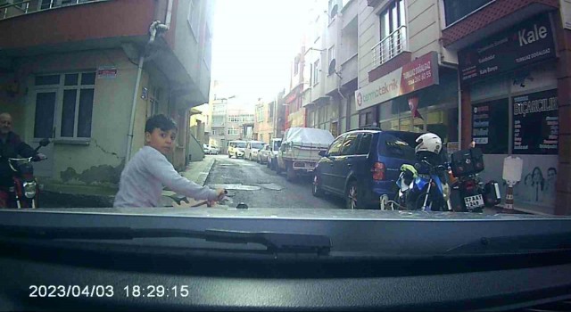 Bisikletli çocuk aracın altında kalmaktan son anda kurtuldu