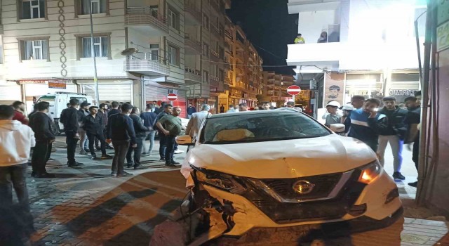 Bismilde otomobiller kafa kafaya çarpıştı