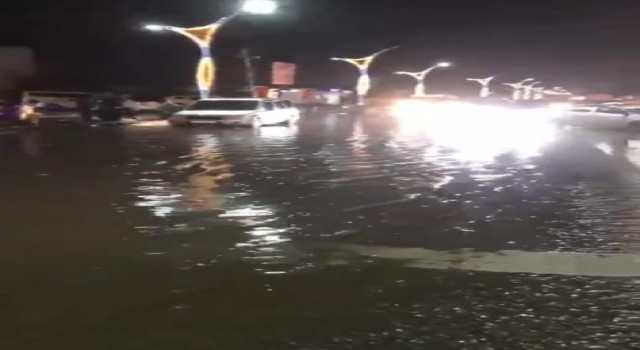 Bitliste sağanak yağış sonrası cadde ve sokaklar dereye döndü