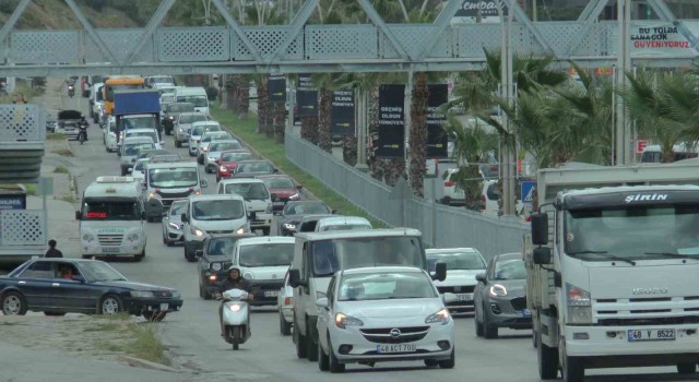 Bodrumda bayram yoğunluğu başladı, trafik kuyruğu uzadıkça uzadı