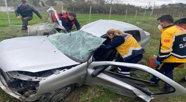 Boluda tırla çarpışan otomobil kağıt gibi ezildi: 2 ölü, 1 yaralı