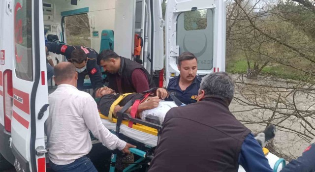 Boluda virajı alamayan tır devrildi: 1 yaralı