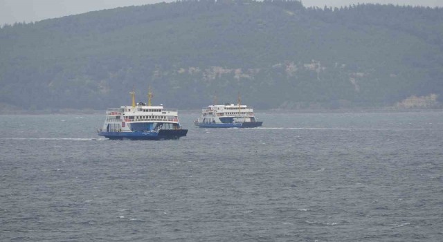 Bozcaada ve Gökçeadaya bazı feribot seferlerine fırtına engeli