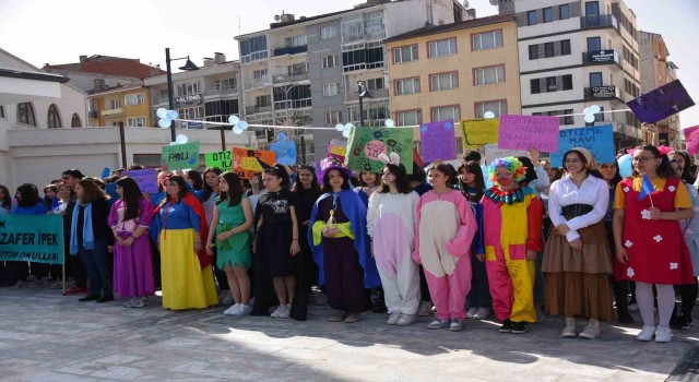 Bozüyük Çarşı Meydanda Otizm Farkındalık Etkinliği düzenlendi