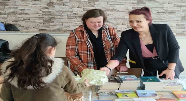 Bozüyükte çocuklara oyuncak dağıtıldı