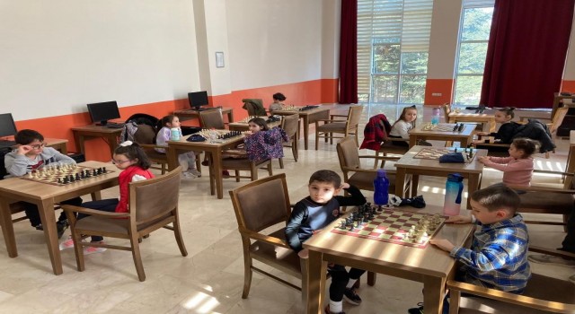 BŞEÜde 8 yaş altı çocuklar için satranç kursları başladı
