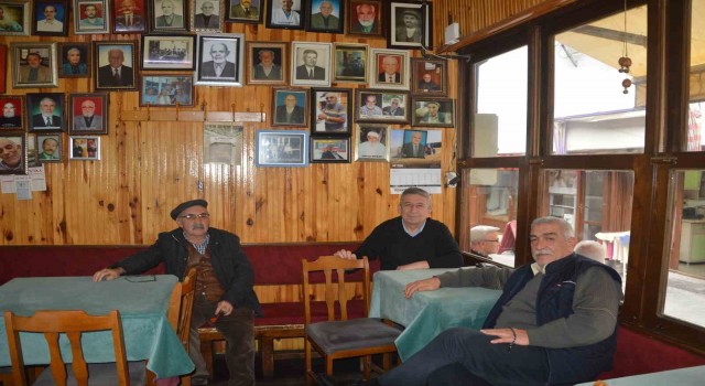 Bu kahvehanede vefat eden müdavimler fotoğraf çerçevesinde yaşatılıyor