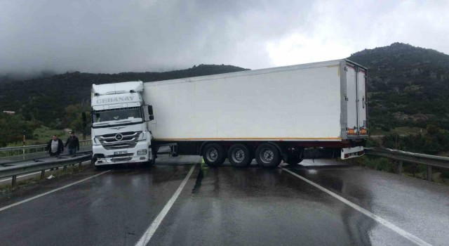 Burdur-Antalya karayolunda tır yolu kapattı, uzun araç kuyruğu oluştu
