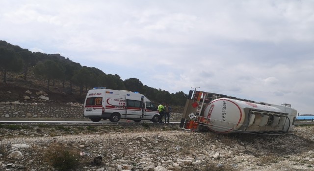 Burdurda akaryakıt tankeri şarampole devrildi: 1 yaralı