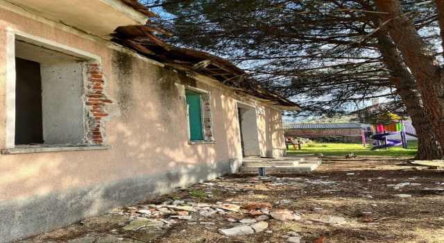 Burhaniyede eski okul binası tehlike saçıyor