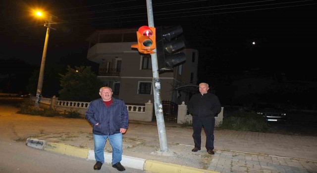 Burhaniyede hasarlı trafik ışığı ilgi bekliyor