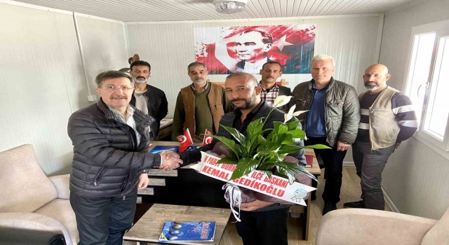 Burhaniyede Romanlar AK Partilileri çiçeklerle karşıladılar