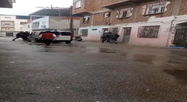 Bursada alacak-verecek meselesi yüzünden çıkan kavga kameraya yansıdı
