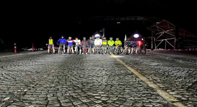 Bursada bisiklet tutkunları iftar sonrası Uludağa pedal çevirdi