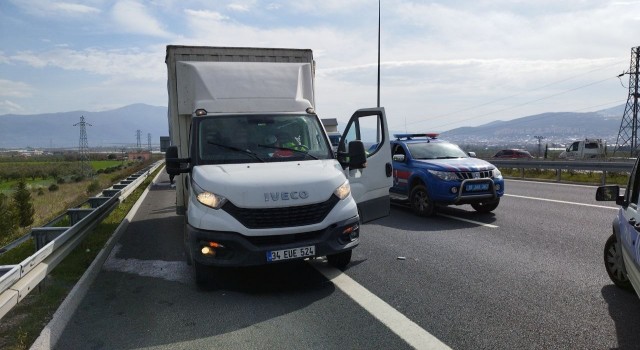 Bursada çekici emniyet şeridinde kamyonete arkadan çarptı: 2 yaralı