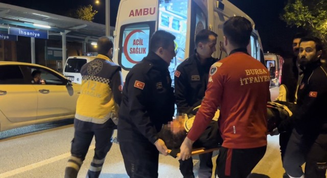 Bursada çekicinin paletlerine çarpan araç takla attı: 2 yaralı