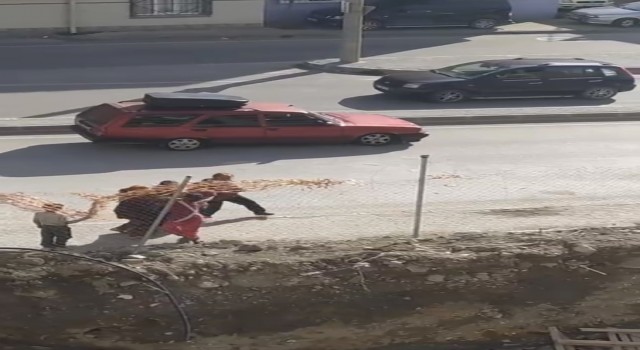 Bursada çocukların kavgasına büyükler dahil oldu, kavga anı kamerada