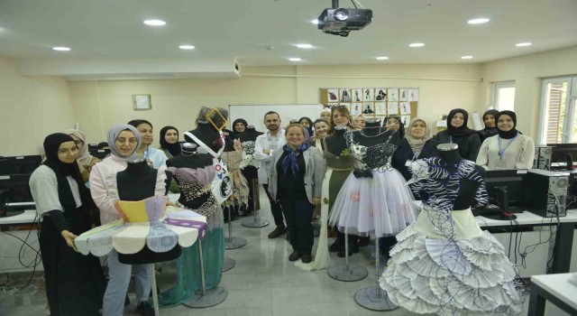Bursada gazete kağıtları ve atık plastikten kıyafet yapıyorlar