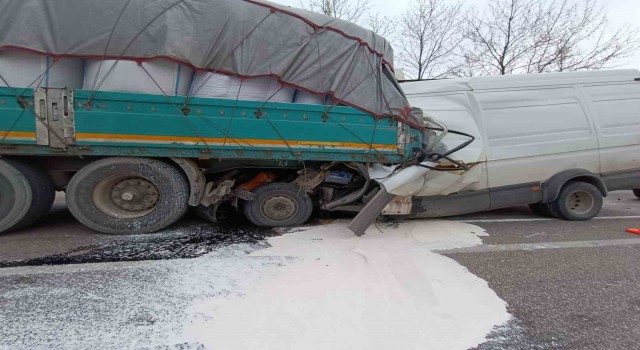 Bursada kamyonet tıra çarptı: 2 ölü