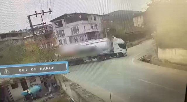 Bursada tırın devrilme anı kameralarda