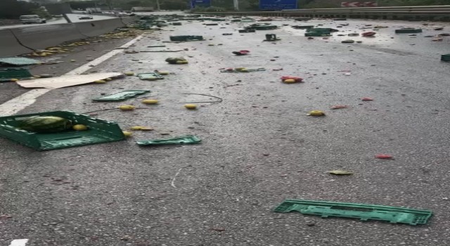 Bursada vinç ile kamyon çarpıştı, binlerce kasa meyve ve sebze yola döküldü