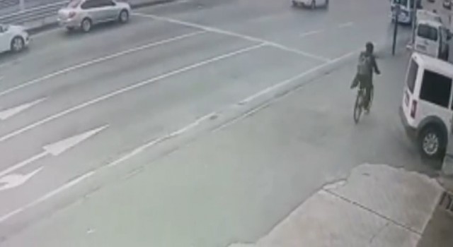 Bursada yolun karşısına geçen bisikletli adama otomobil böyle çarptı