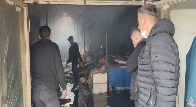 Büyük Rus Pazarındaki yangında onlarca dükkan zarar gördü