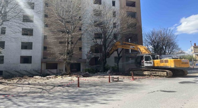 Büyükçekmecede kentsel dönüşüm çerçevesinde riskli yapıların yıkımı devam ediyor