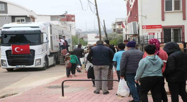 Büyükşehir mahallelere sıcak yemek ulaştırmaya devam ediyor