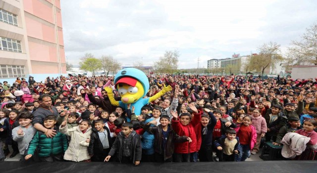 Büyükşehirden afetzede çocuklar için sinema etkinliği