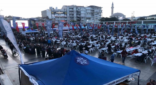 Büyükşehirin iftar sofraları devam ediyor